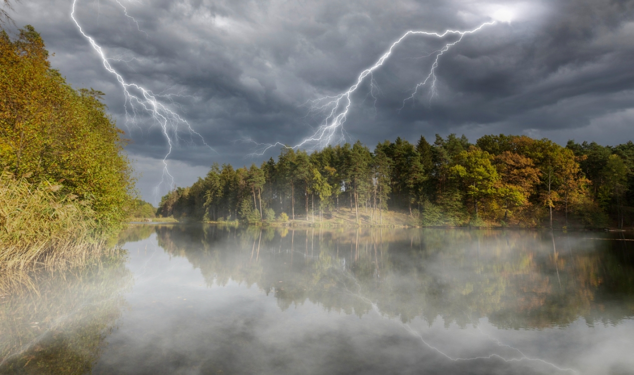Intensywne burze z silnymi opadami i porywami wiatru spodziewane w kilku powiatach Podkarpacia, w tym w Krośnie