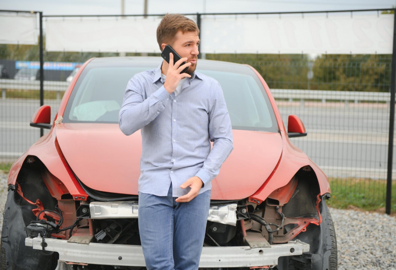 Kolizja samochodu osobowego z zestawem pojazdów w Miejscu Piastowym