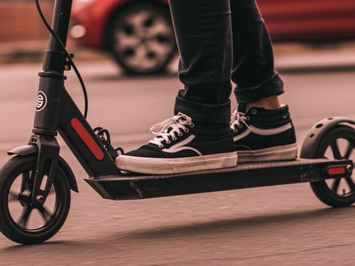 Motocyklista ranny w zderzeniu z samochodem na DK28