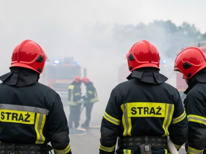 Pożar w Bajdach: Zniszczony budynek i ranny strażak