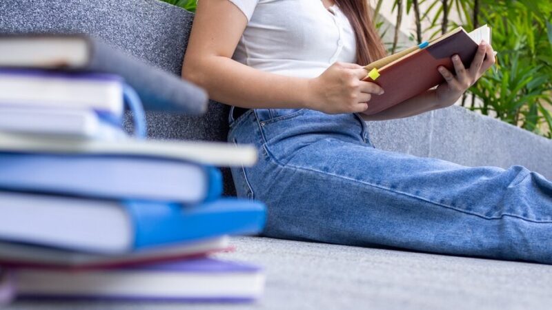 Spotkanie z Anną Dziewit-Meller w Krośnieńskiej Bibliotece: Odkryj świat literatury!
