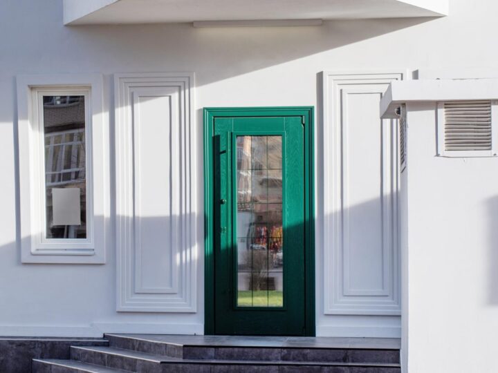 Drzwi wejściowe – wizytówka domu. Na co zwrócić uwagę, by były bezpieczne i służyły latami?