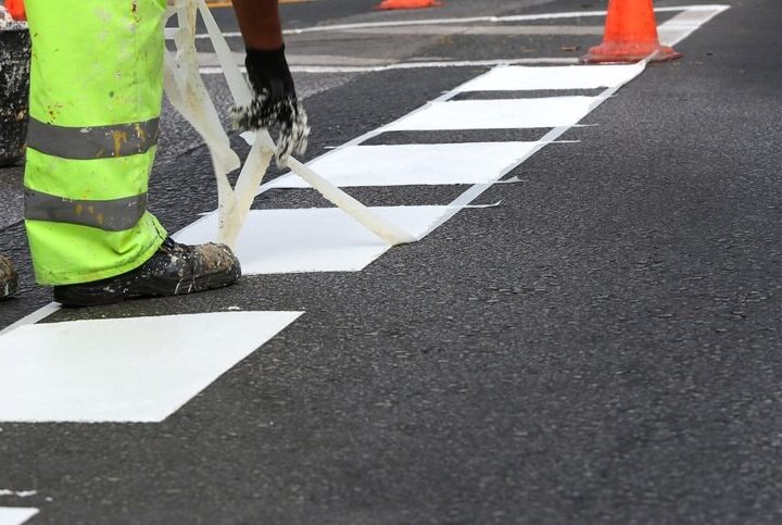 Nowa inwestycja w Porębach: Burmistrz Jedlicza podpisuje umowę na przebudowę drogi za 129 tys. zł