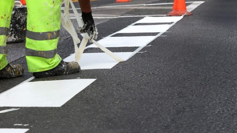 Nowa inwestycja w Porębach: Burmistrz Jedlicza podpisuje umowę na przebudowę drogi za 129 tys. zł