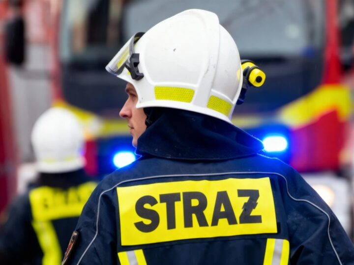 OSP KSRG Iskrzynia usuwa niebezpieczne drzewo po intensywnym śniegu