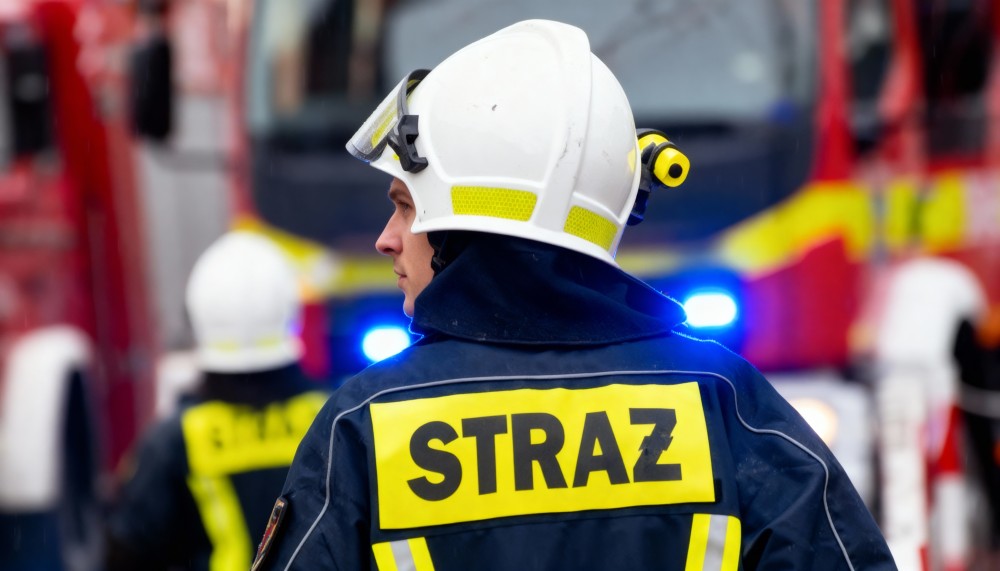 OSP KSRG Iskrzynia usuwa niebezpieczne drzewo po intensywnym śniegu