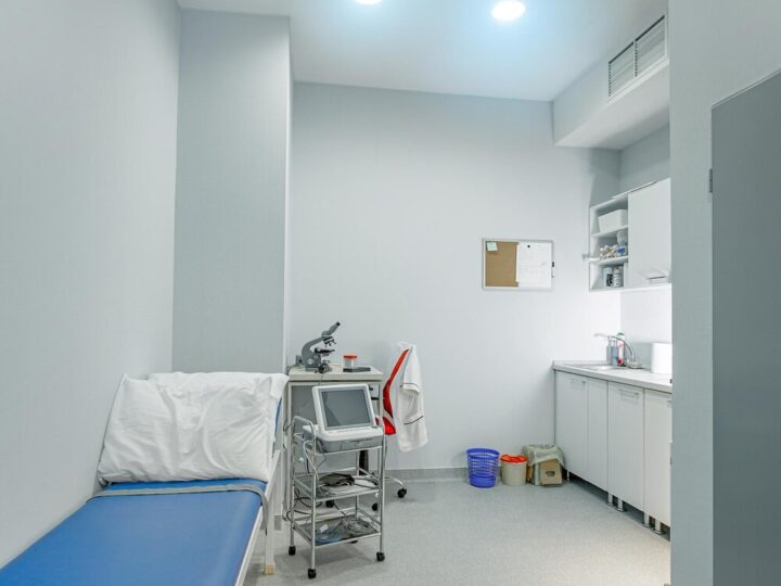 Seniorzy z Gminy Jedlicze zdobywają umiejętności ratowania życia na warsztatach pierwszej pomocy