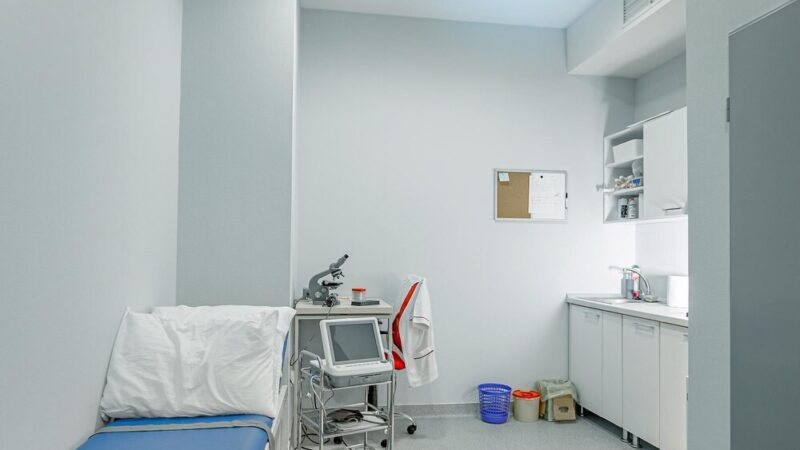 Seniorzy z Gminy Jedlicze zdobywają umiejętności ratowania życia na warsztatach pierwszej pomocy