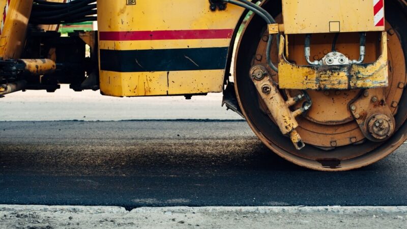 Zalesie z nową nawierzchnią: Remont drogi zakończony sukcesem