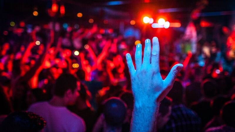 Karnawałowy koncert „Śpiewaj i tańcz” w Krośnie: przygotuj się na błysk i cekiny!