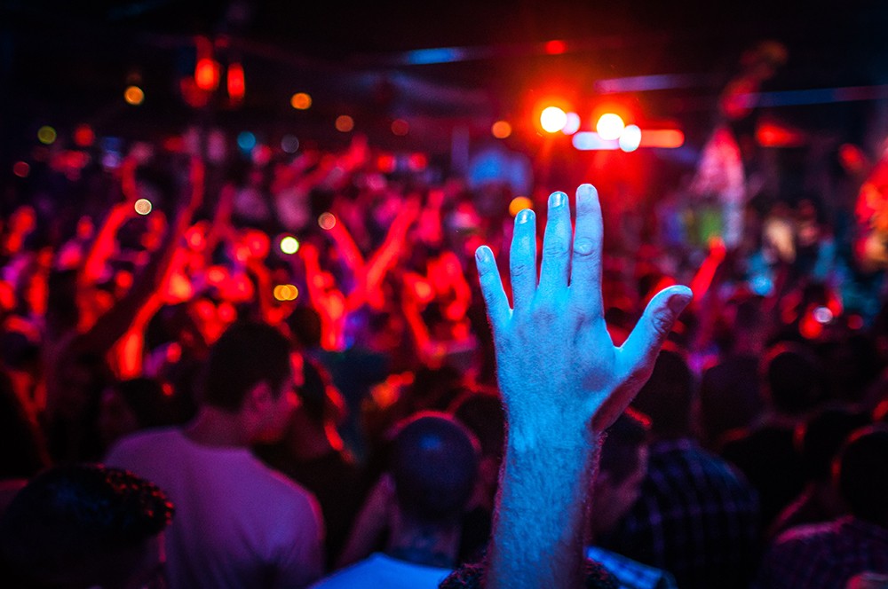 Karnawałowy koncert „Śpiewaj i tańcz” w Krośnie: przygotuj się na błysk i cekiny!