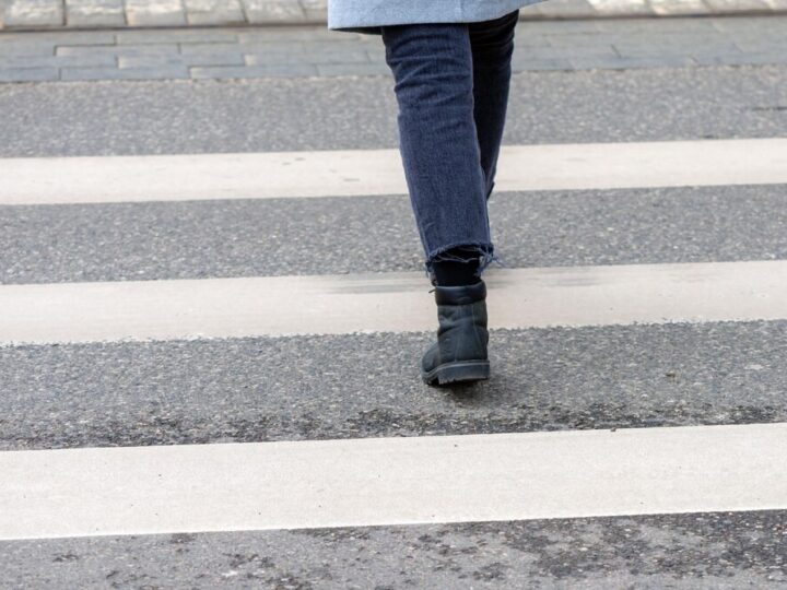 Poważne potrącenie pieszego w Jaszczwi podczas trudnych warunków drogowych