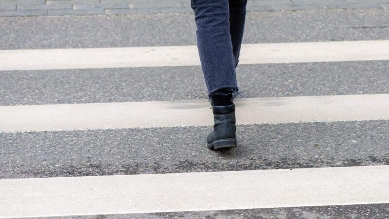 Poważne potrącenie pieszego w Jaszczwi podczas trudnych warunków drogowych