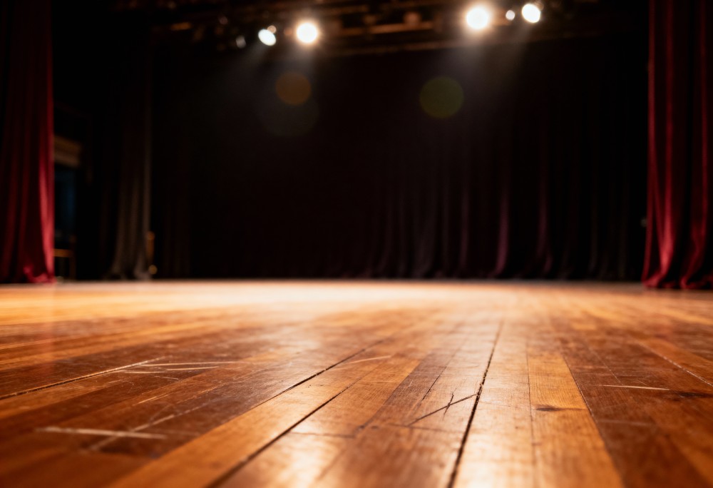 Odkryj magiczny świat „Alicji po drugiej stronie lustra” w teatrze