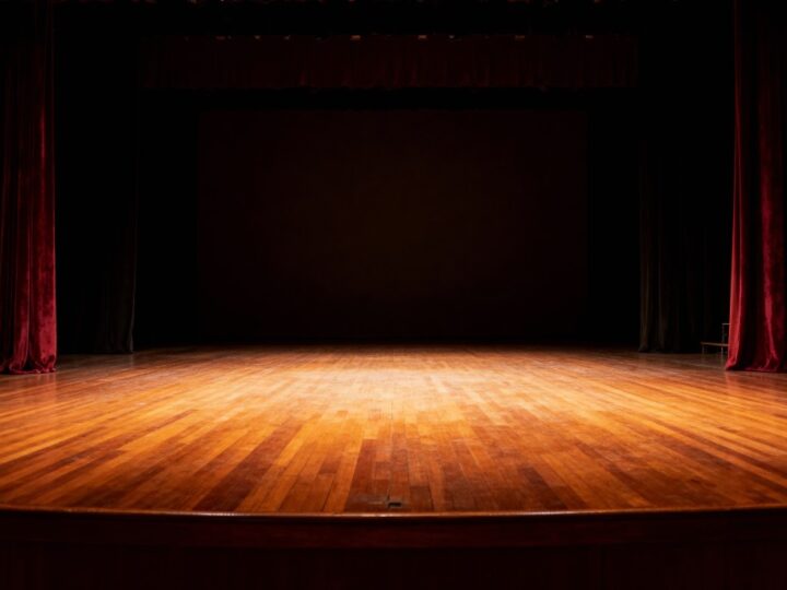 Humorystyczna miłość na scenie – „Starzec i dziewczyna” w nowej wersji