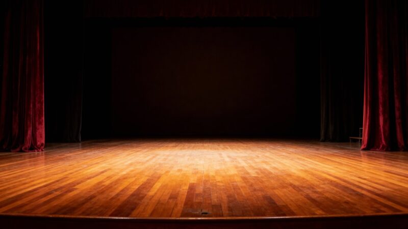 Humorystyczna miłość na scenie – „Starzec i dziewczyna” w nowej wersji