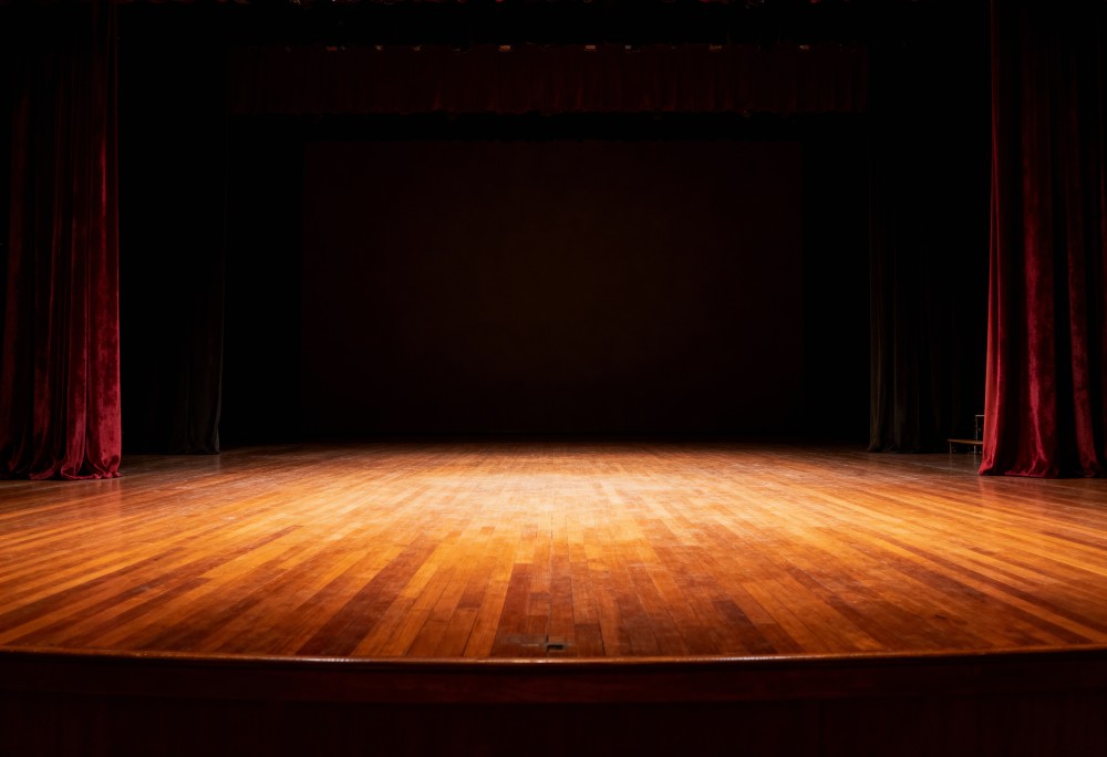 Humorystyczna miłość na scenie – „Starzec i dziewczyna” w nowej wersji