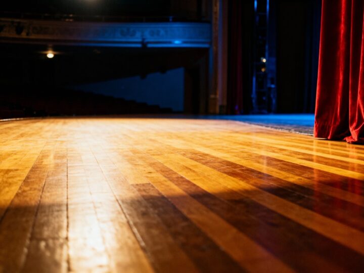 Zimowa przygoda w teatrze: „Alicja po drugiej stronie lustra” w Krośnie