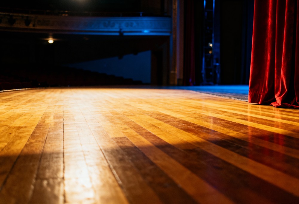 Zimowa przygoda w teatrze: „Alicja po drugiej stronie lustra” w Krośnie