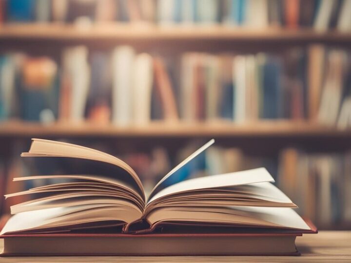 Profesor Dudek daruje cenne książki Krośnieńskiej Bibliotece Publicznej