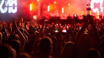 Seniorzy w Krasnej: Muzyka, wspomnienia i troska o bezpieczeństwo