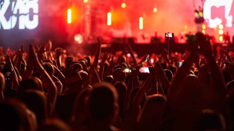 Seniorzy w Krasnej: Muzyka, wspomnienia i troska o bezpieczeństwo