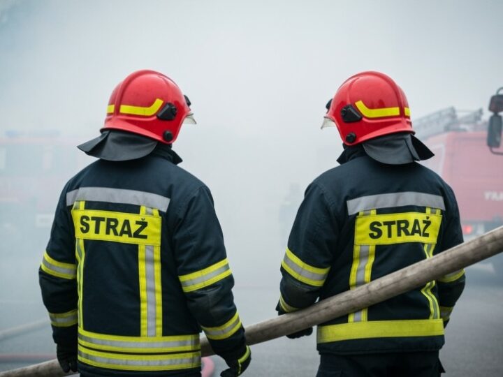 Garaż w Teodorówce w ogniu: intensywna akcja strażaków