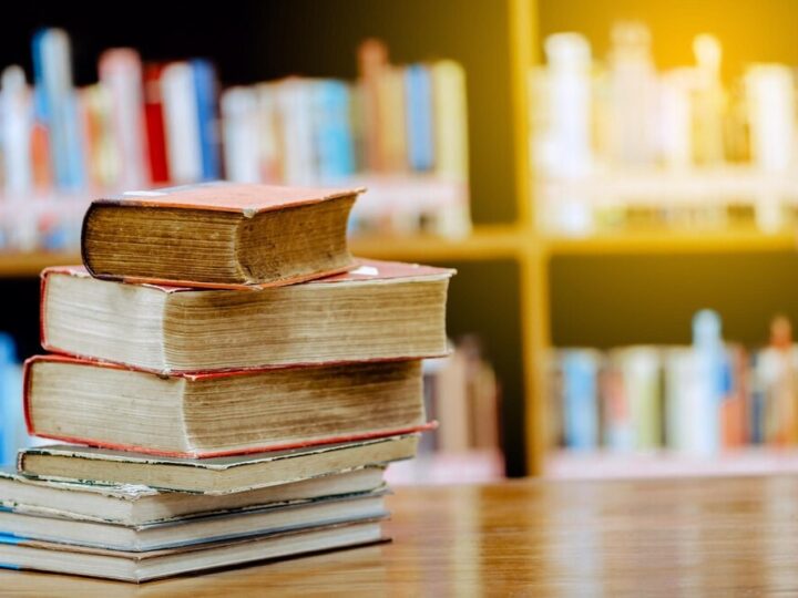 Dzieci odkrywają wakacyjną magię przeszłości w bibliotece