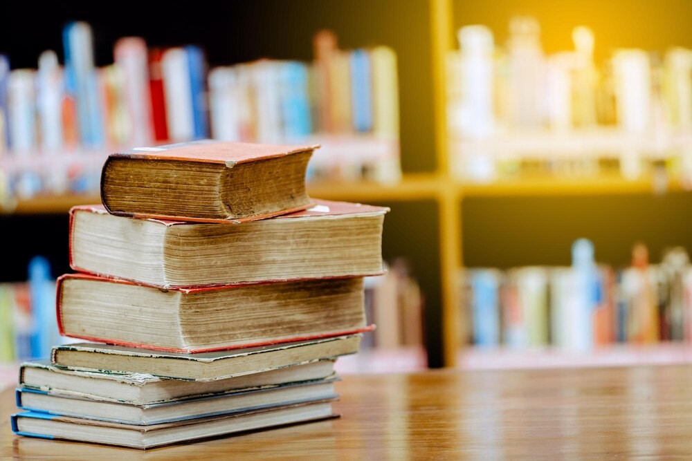 Dzieci odkrywają wakacyjną magię przeszłości w bibliotece