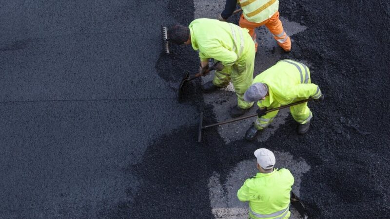 Przebudowa drogi w Bajdach: Nowe utwardzone pobocza dla bezpieczeństwa pieszych