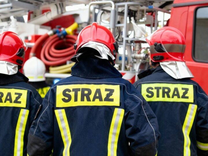 Dźwig uwięziony w drzewach: Strażacy w akcji w Bóbrce