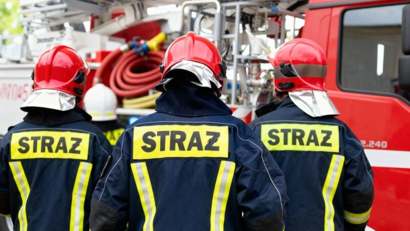 Dźwig uwięziony w drzewach: Strażacy w akcji w Bóbrce