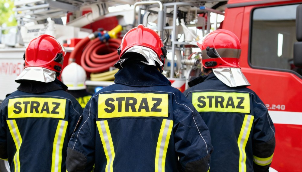 Dźwig uwięziony w drzewach: Strażacy w akcji w Bóbrce