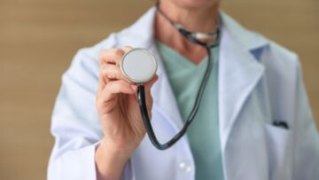 Defibrylatory AED w Miejscu Piastowym: Każdy może uratować życie!