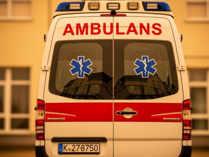 Policjanci wybili szybę, aby uratować 2,5-letnią dziewczynkę uwięzioną w samochodzie