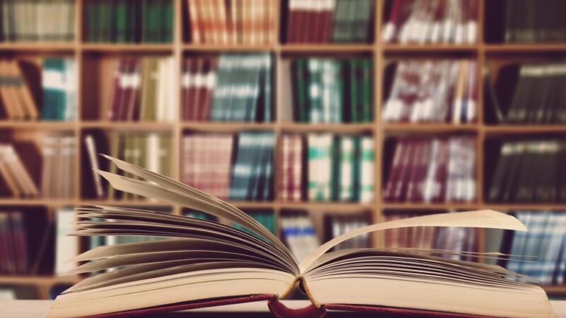 Krośnieńskie ASY zyskują nowe miejsce w bibliotece – spotkania seniorów trwają!